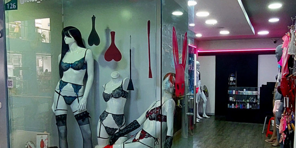 Guía para una primera visita a una tienda erótica: consejos y recomendaciones.