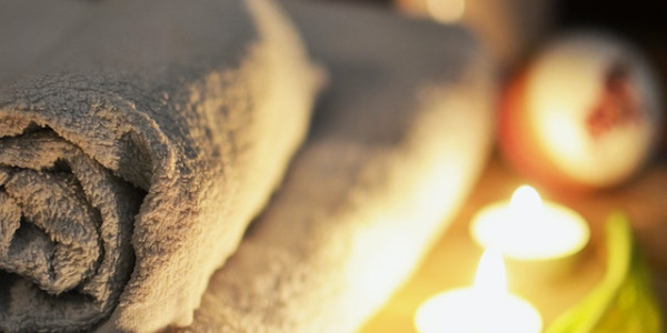 Aceites de masaje y velas eróticas: creando el ambiente perfecto para el juego previo.